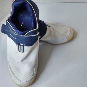 JORDAN Youth Size 7 Blue and White Shoes